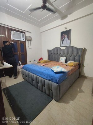 Bedroom in 2 BHK Builder Floor at Old Dlf – for Rent