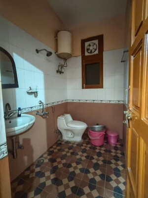 Bathroom in 2.5 BHK Builder Floor at Sector 39 – for Rent