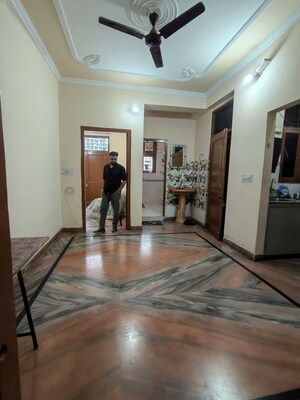 Room in 2.5 BHK Builder Floor at Sector 39 – for Rent