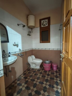 Bathroom in 2.5 BHK Builder Floor at Sector 39 – for Rent