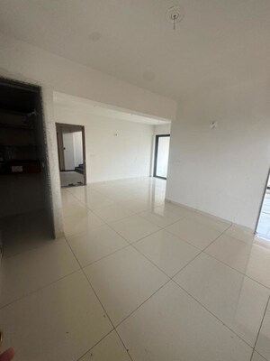 Room in 3 BHK Apartment at Sargasan – for Rent