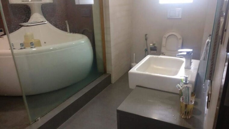 Bathroom, marine lines 4 Bedroom 2528 Sq.Ft. Apartment In Marine Lines Mumbai 10327655