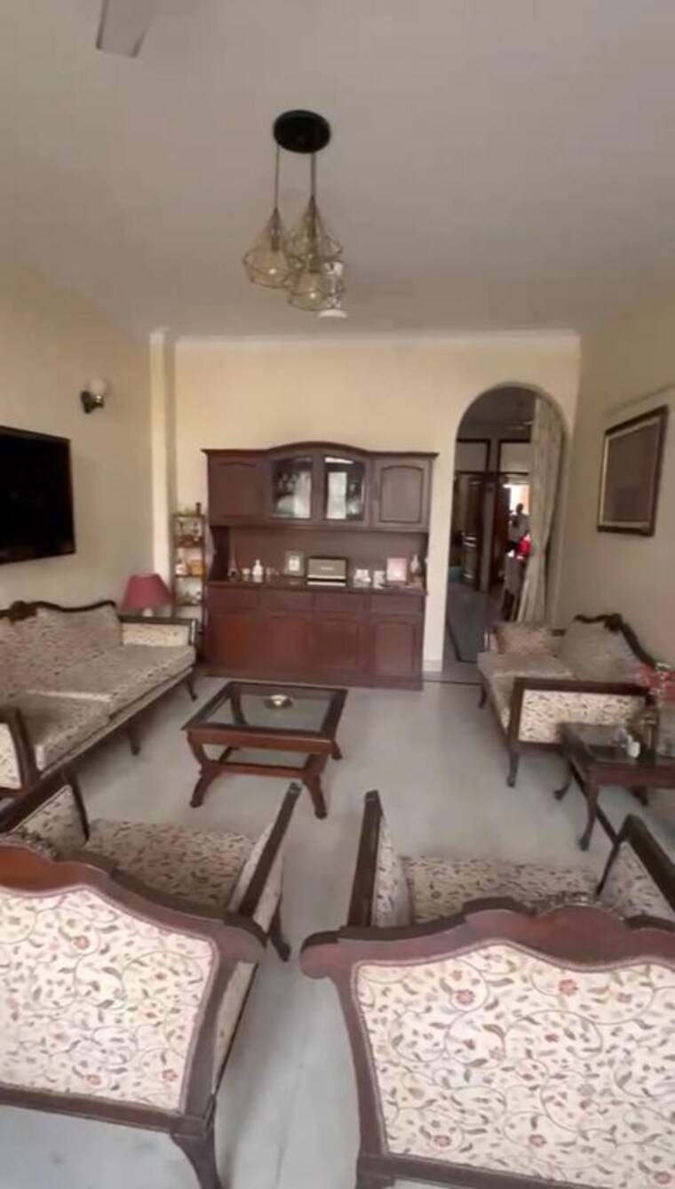 Living Room, chittaranjan park 3 Bedroom 160 Sq.Yd. Builder Floor In Chittaranjan Park Delhi 10326048