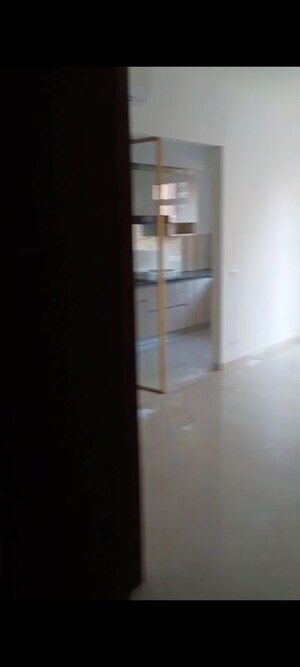 Room in 2.5 BHK Apartment at Smart World Orchard, Sector 61 – for Rent