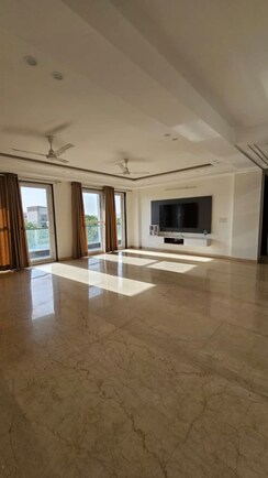 4 BHK + Servant Room Builder Floor For Rent in DLF City Phase 3