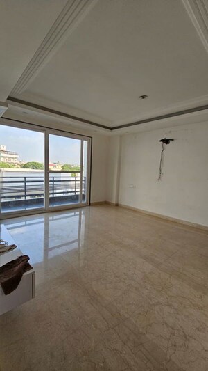 Room in 4 BHK Builder Floor at Dlf City Phase 3 – for Rent