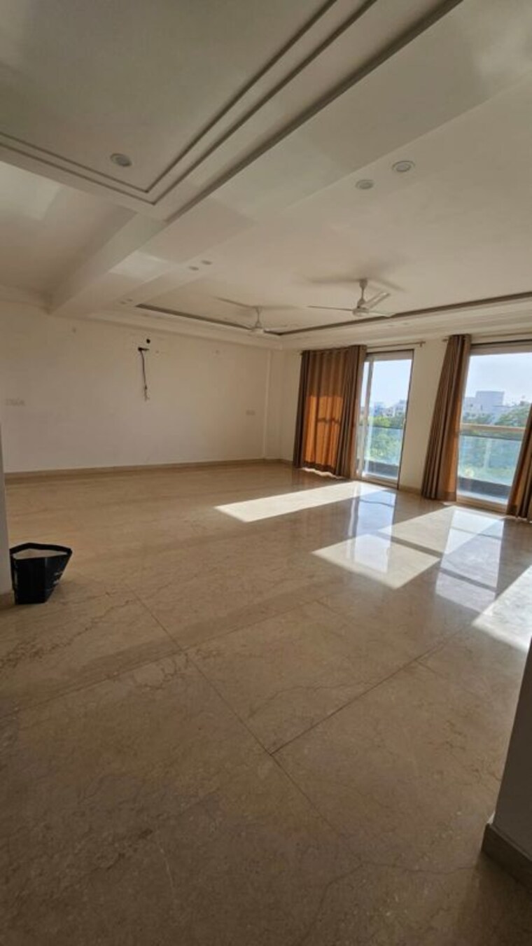  Parking, dlf city phase 3 4 Bedroom 400 Sq.Yd. Builder Floor In Dlf City Phase 3 Gurgaon 10327869