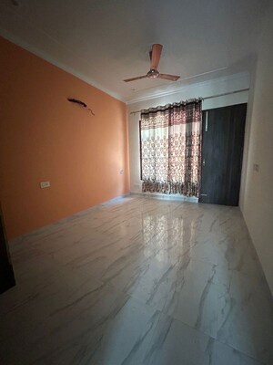 Room in 3 BHK Builder Floor at Sector 110 – for Rent