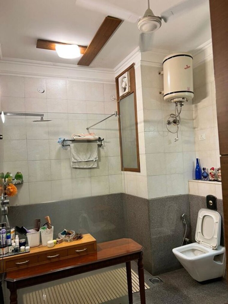 Bathroom, defence colony 4 Bedroom 3600 Sq.Ft. Builder Floor In Defence Colony Delhi 10327947