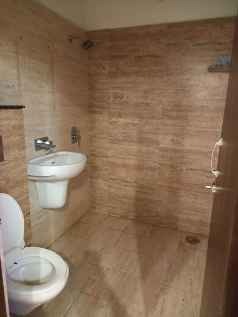 Bathroom, silver-city-extention 2 Bedroom 1300 Sq.Ft. Apartment In Vip Road Zirakpur 10328137