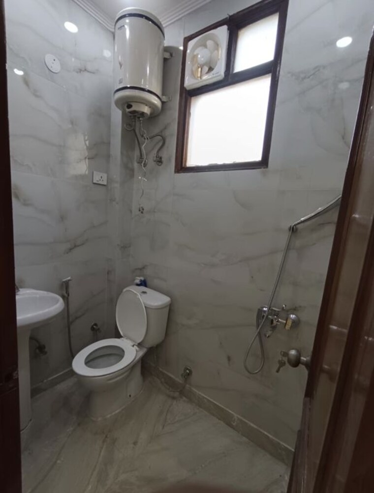 Bathroom, kalkaji 2 Bedroom 900 Sq.Ft. Builder Floor In Kalkaji Delhi 10328178