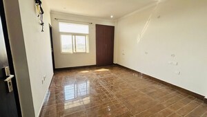 Room in 3.5 BHK Apartment at Tulsiani Golf View, Gomti Nagar – for Rent
