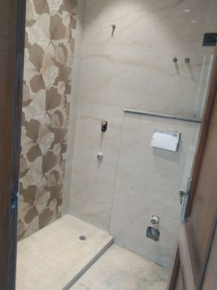 Bathroom, chittaranjan park 2 Bedroom 1440 Sq.Ft. Builder Floor In Chittaranjan Park Delhi 10328251
