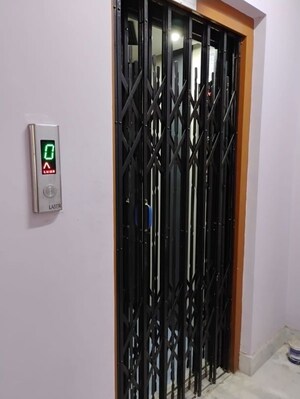 Lift in 2 BHK Builder Floor at Nayabad – for Sale