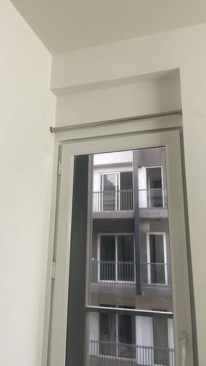 Room in 2.5 BHK Apartment at Smart World Orchard, Sector 61 – for Sale