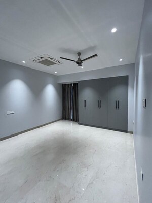 Room in 4 BHK Apartment at Nanakramguda – for Rent