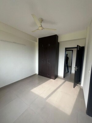 Room in 2.5 BHK Builder Floor at Smart World Orchard, Sector 61 – for Rent
