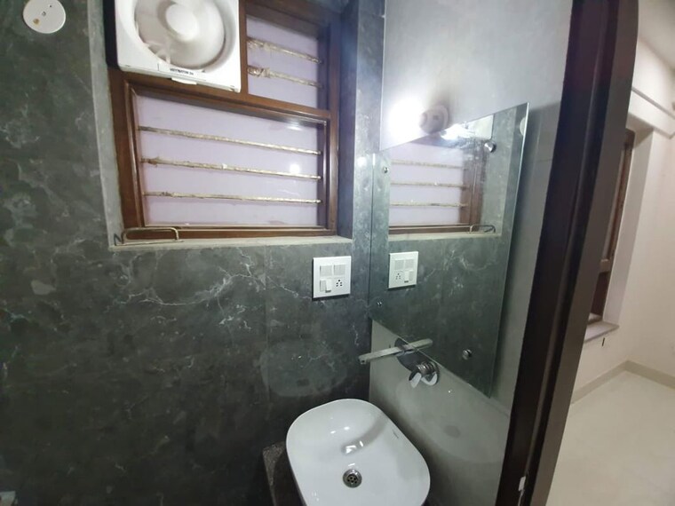 Bathroom, kanhai 3 Bedroom 263 Sq.Yd. Builder Floor In Kanhai Gurgaon 10328494