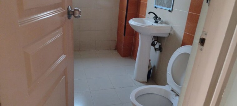 Bathroom, logix-blossom-county 3 Bedroom 1654 Sq.Ft. Apartment In Sector 137 Noida 10328582