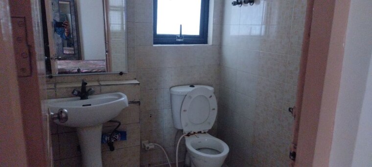 Bathroom, logix-blossom-county 3 Bedroom 1654 Sq.Ft. Apartment In Sector 137 Noida 10328582