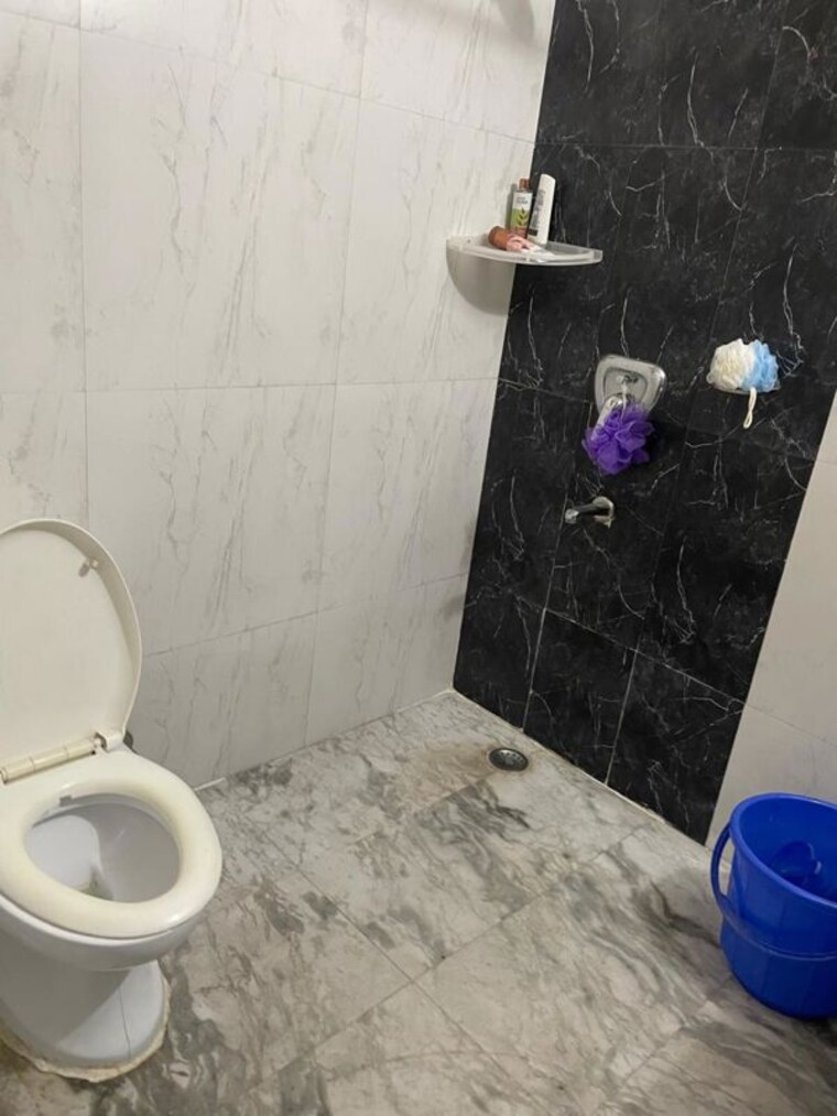 Bathroom, east of kailash 2 Bedroom 125 Sq.Yd. Builder Floor In East Of Kailash Delhi 10328616