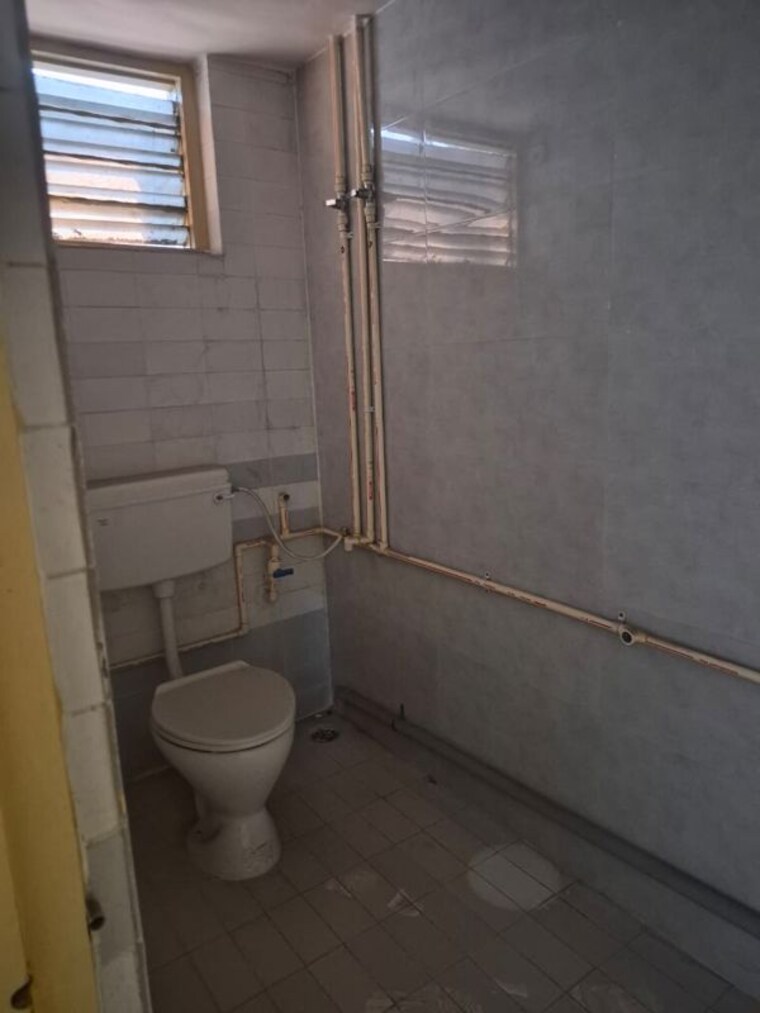 Bathroom, vardhaman-industrial-complex Commercial Warehouse 1050 Sq.Ft. In Azad Nagar Thane 10328621