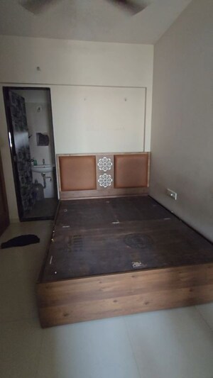 Room in 2 BHK Apartment at Mantra Insignia, Mundhwa – for Rent