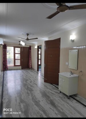 Room in 3 BHK Builder Floor at Chittaranjan Park – for Rent