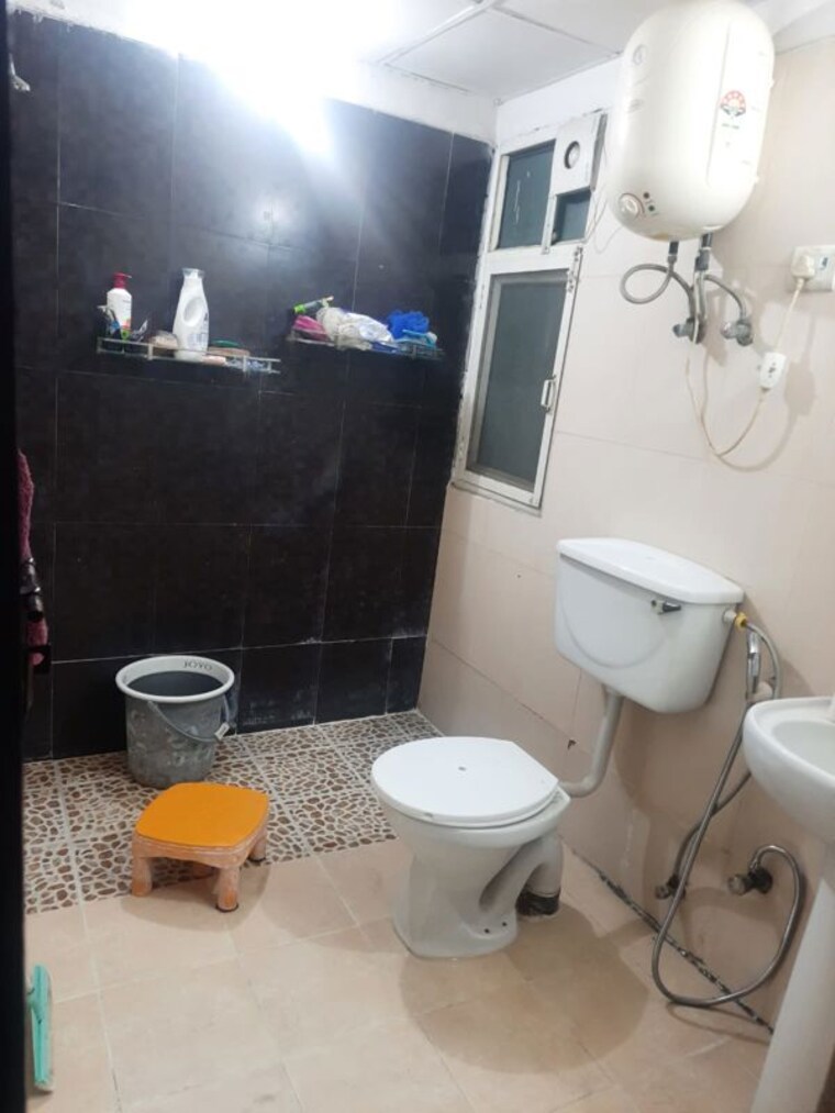 Bathroom, crossing-chitravan 1 Bedroom 400 Sq.Ft. Apartment In Nai Basti Dundahera Ghaziabad 10328675