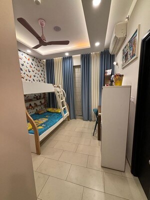 Team Area in 3.5 BHK Apartment at Unitech The Close North, Sector 50 – for Rent