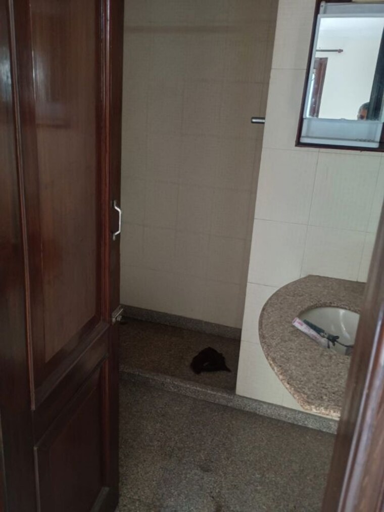 Bathroom, sector 14 6+ Bedroom 180 Sq.Mt. Builder Floor In Sector 14 Noida 10328732