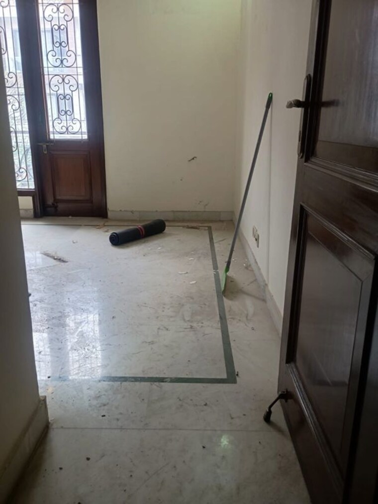 Room, sector 14 2 Bedroom 300 Sq.Mt. Builder Floor In Sector 14 Noida 10328733