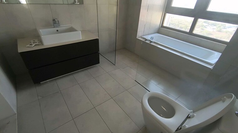 Bathroom, panchshil-one-north 4 Bedroom 3800 Sq.Ft. Apartment In Magarpatta City Pune 10328834