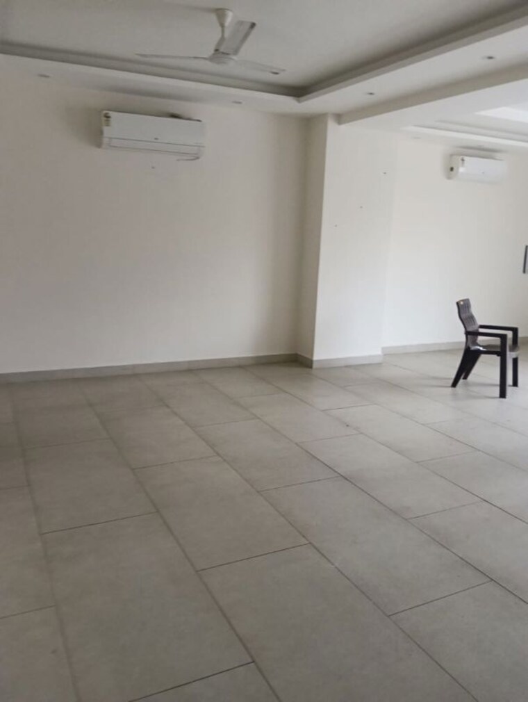 Room, sector 11 3 Bedroom 4500 Sq.Ft. Builder Floor In Sector 11 Chandigarh 10328838