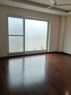 Room in 3 BHK Builder Floor at Sector 11 – for Rent