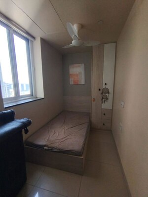 Room in 4 BHK Apartment at Panchshil Towers, Kharadi – for Rent