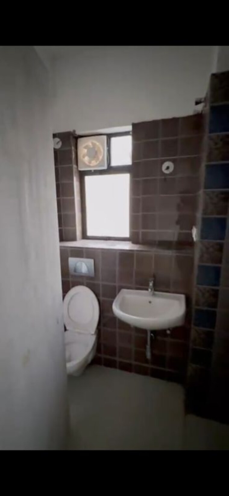 Bathroom, tangra 2 Bedroom 900 Sq.Ft. Apartment In Tangra Kolkata 10329049