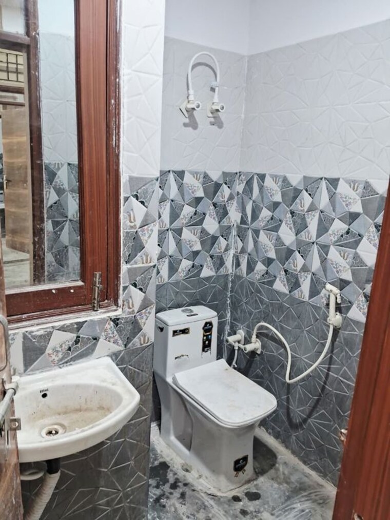 Bathroom, baraula 2 Bedroom 82 Sq.Yd. Builder Floor In Baraula Noida 10329188