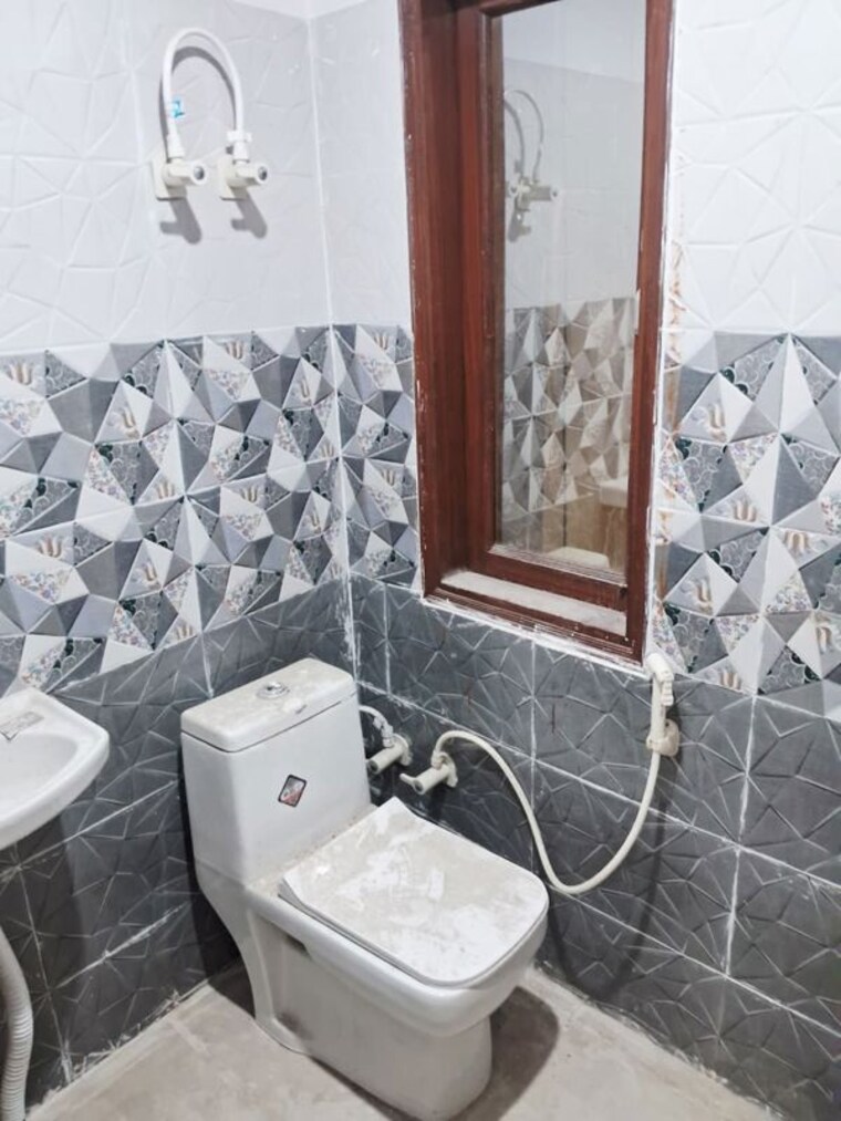 Bathroom, baraula 1 Bedroom 45 Sq.Yd. Builder Floor In Baraula Noida 10329197