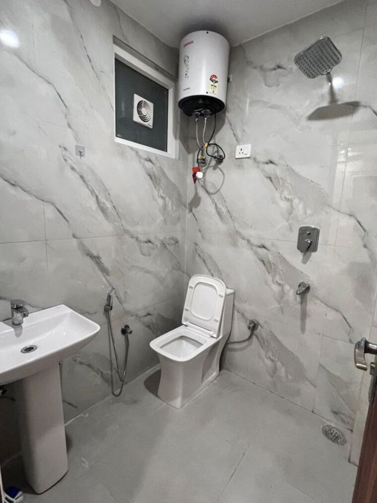 Bathroom, chattarpur 2 Bedroom 850 Sq.Ft. Builder Floor In Chattarpur Delhi 10329220