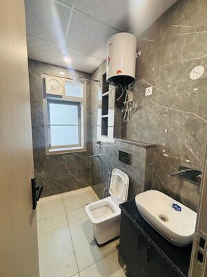 Bathroom in 1 BHK Builder Floor at Sector 46 – for Rent