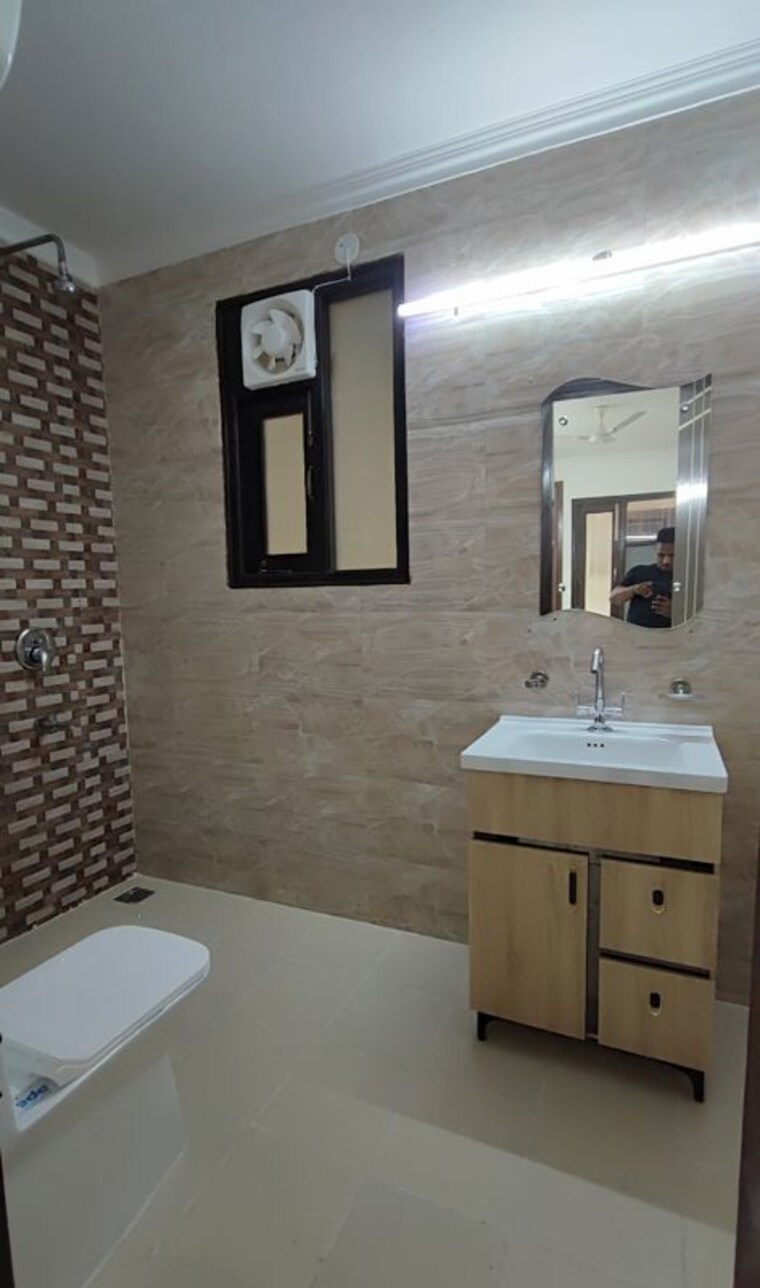 Bathroom, palm-residency-chhatarpur 4 Bedroom 2300 Sq.Ft. Builder Floor In Chattarpur Delhi 10329328