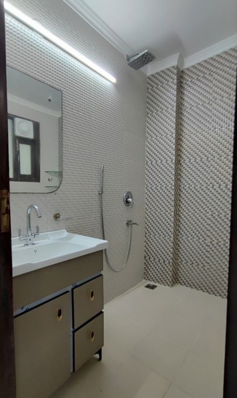 Bathroom, palm-residency-chhatarpur 4 Bedroom 2300 Sq.Ft. Builder Floor In Chattarpur Delhi 10329328