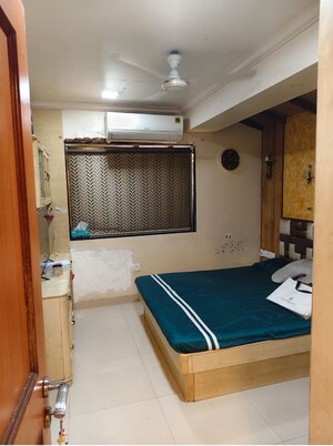 Bedroom in 3 BHK Apartment at Santacruz West – for Rent