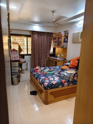 Bedroom in 3 BHK Apartment at Santacruz West – for Rent