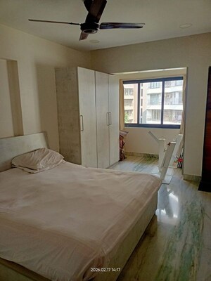 Room in 3 BHK Apartment at Khar West – for Rent
