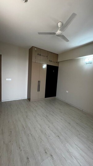 Room in 4 BHK Apartment at Central Park I, Sector 42 – for Sale