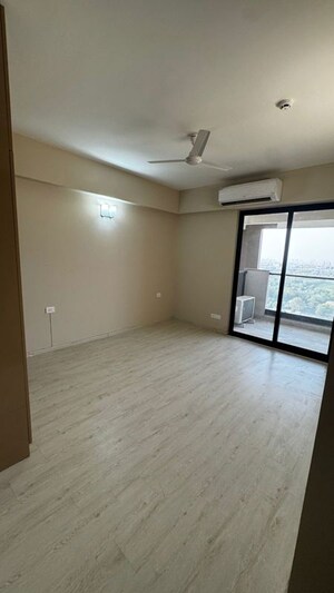 Room in 4 BHK Apartment at Central Park I, Sector 42 – for Sale