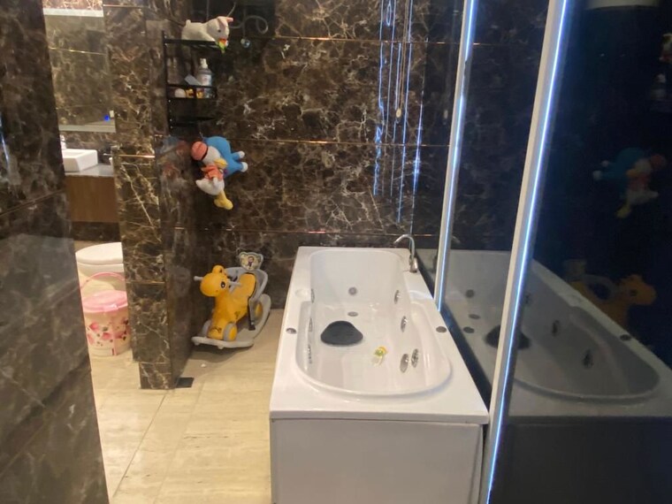 Balcony, mahagun-mezzaria 4 Bedroom 4425 Sq.Ft. Apartment In Sector 78 Noida 10329514