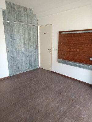 Room in 3 BHK Apartment at M3M Ikonic, Sector 68 – for Rent